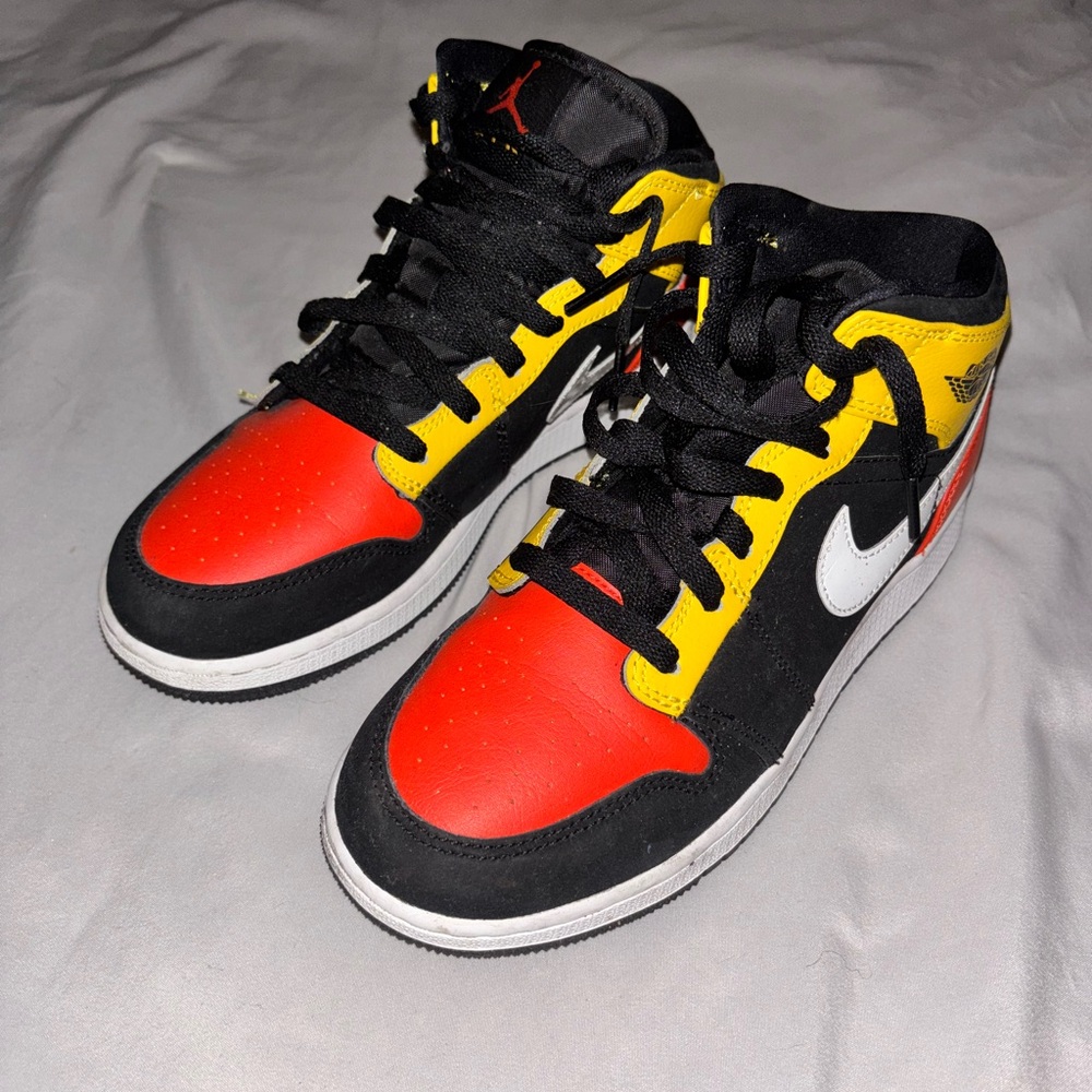 Grade School Air Jordan 1 Mid Black Amarillo